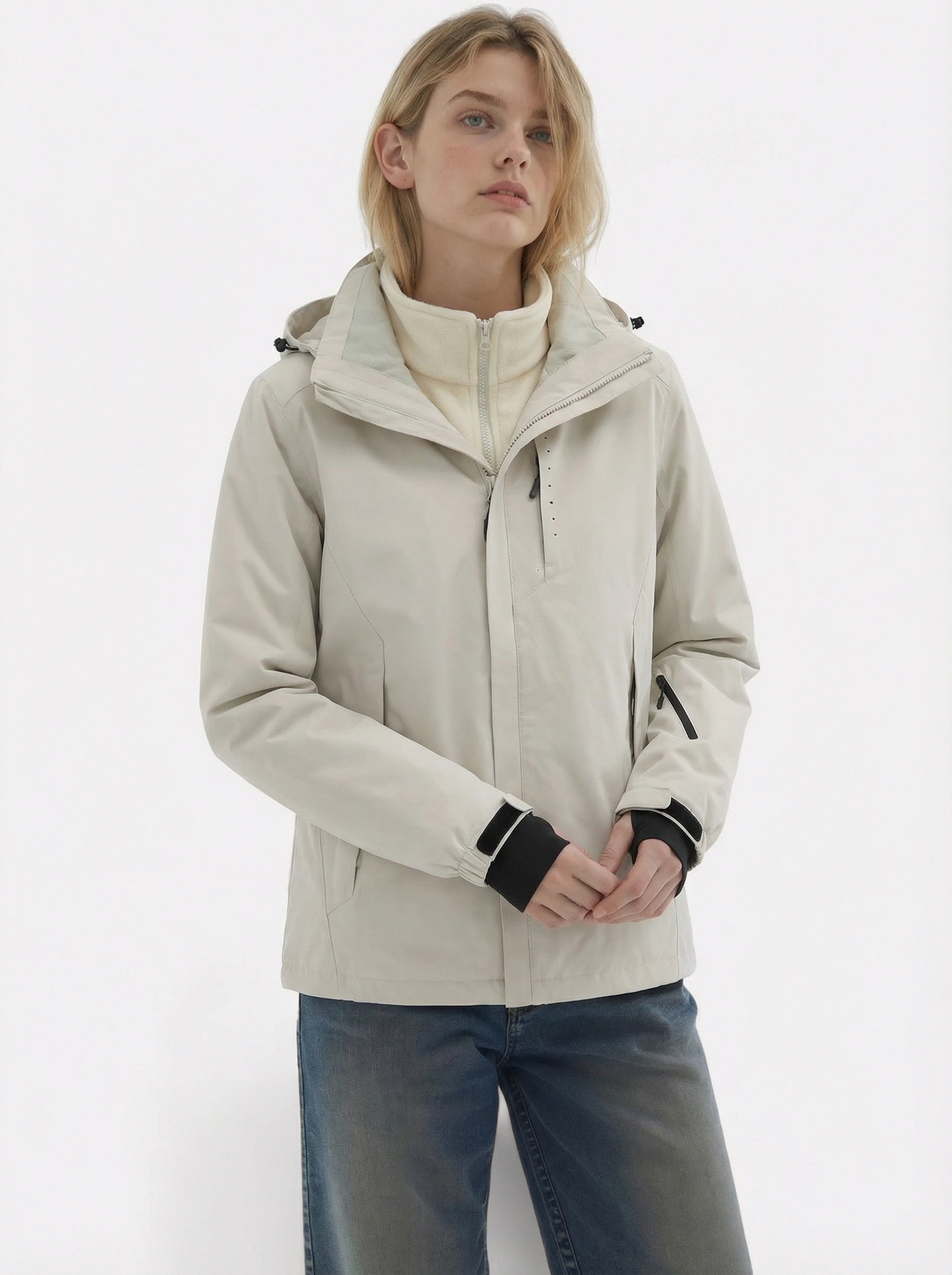 Woman wearing a beige jacket